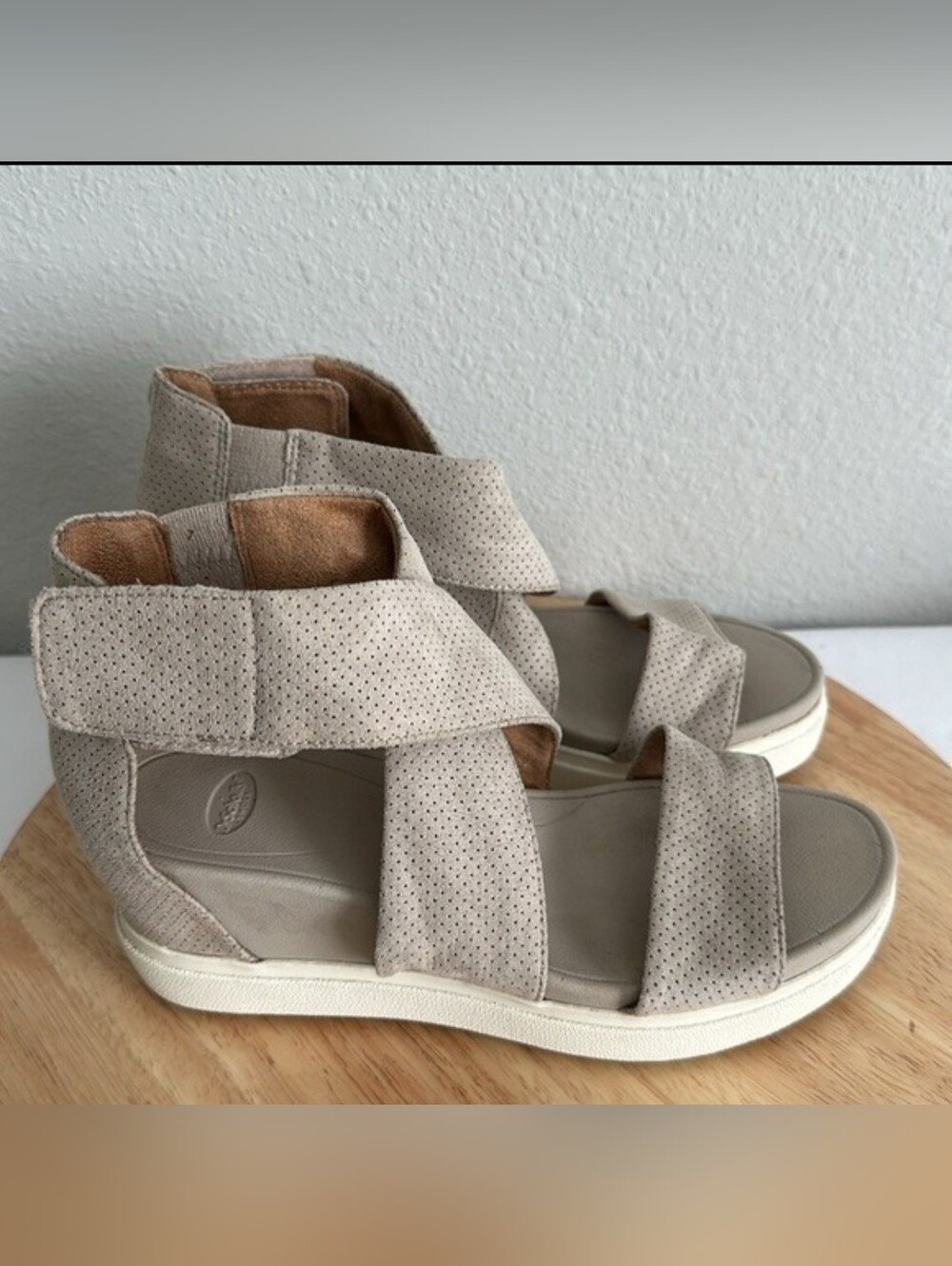 Dr. Scholl's women's comfort sandals in beige/light gray perforated suede S 8.5 - Picture 3 of 5